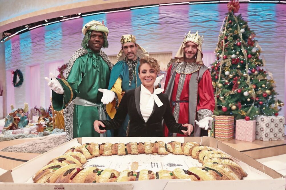 Bo, Juan Carlos, Carmen y Jeremy aprovecharon para partir su rosca de reyes. (FOTOS: ALEJANDRO ACOSTA. EL UNIVERSAL)