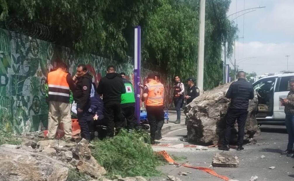 Cae roca de 2 toneladas en inmediaciones de la estación Hospital Infantil La Villa del Metrobús (27/07/2025). Foto: Especial