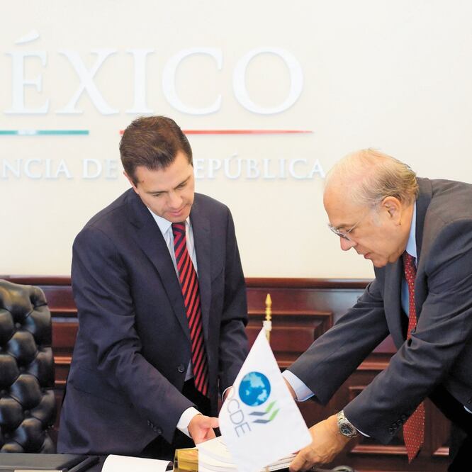 El presidente Enrique Peña Nieto recibió en la Residencia Oficial de Los Pinos a José Ángel Gurría, secretario general de la OCDE. (ARCHIVO EL UNIVERSAL)