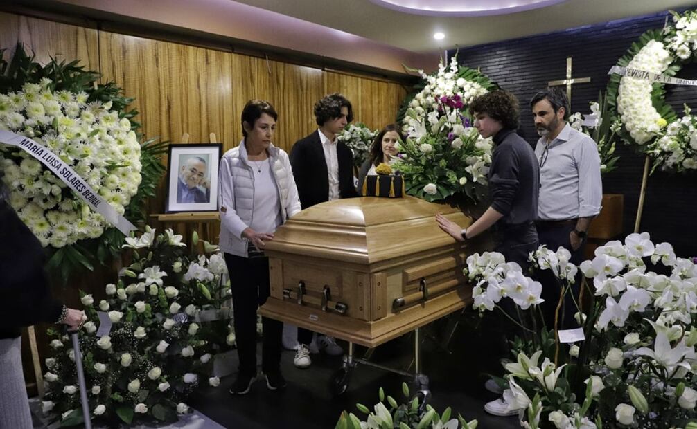 Aspectos del velorio de el escritor Ignacio Solares dónde familiares y amigos esperan su cuerpo en la funeraria Gayosso de Felix Cuevas . Foto: Fernanda Rojas/EL UNIVERSAL.