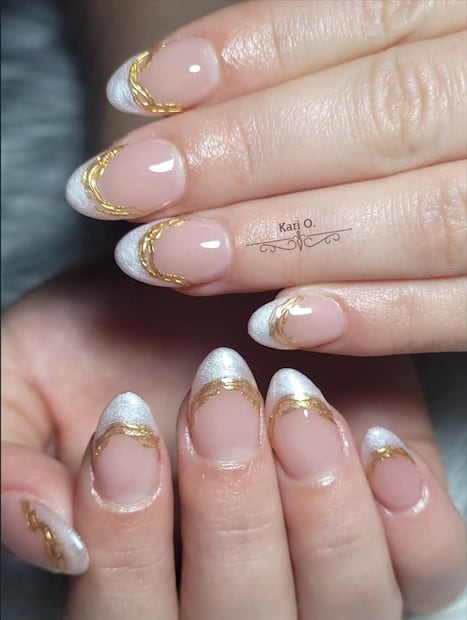French blanco Cloud Dancer con delineado dorado para un look elegante y festivo. Foto: Instagram @karionails