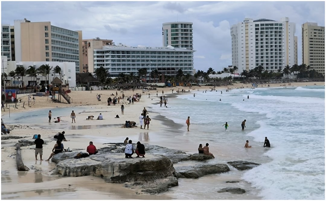 Este 24 de septiembre de 2024, turistas en Cancún siguen disfrutando las playas pese a Tormenta Tropical Helene. Foto: Adriana Varillas/ EL UNIVERSAL