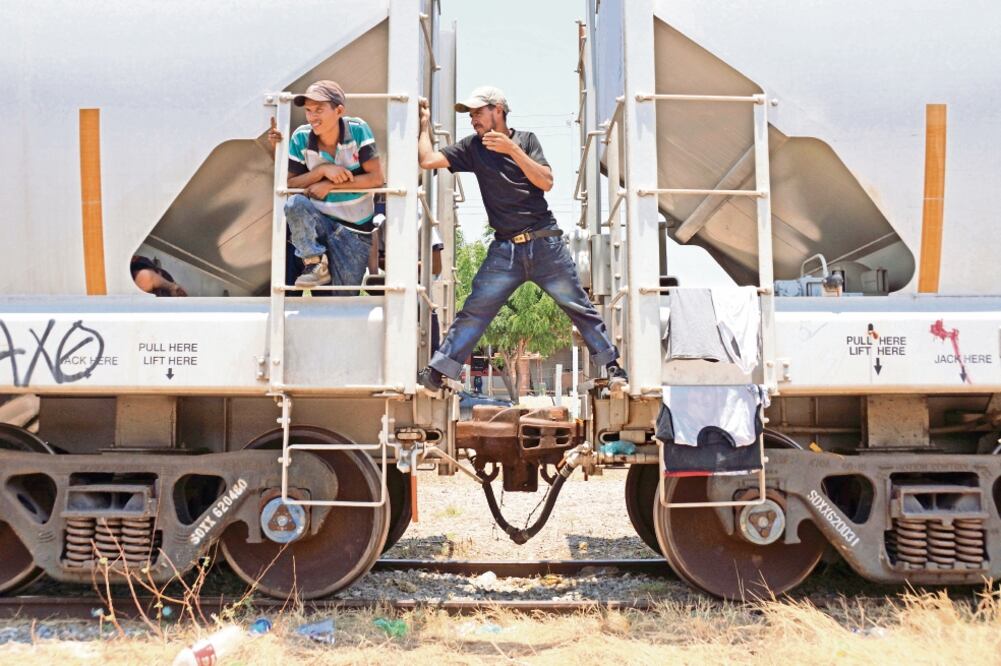 Migrantes hondureños esperan el arranque de La Bestia, que se encuentra parada en la comunidad de Ixtepec, para poder seguir su trayecto hasta el norte del país. / EDWIN HERNÁNDEZ. EL UNIVERSAL