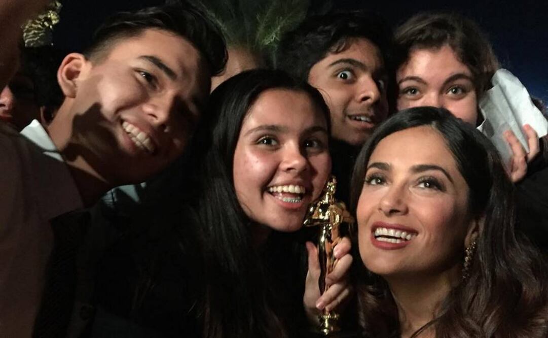 Hayek asistió como invitada a lo que se considera "el Nobel de la enseñanza", que fue otorgado a la maestra palestina Al Hroub, que se alzó con el título de la mejor maestra del mundo. FOTO: Instagram/salmahayek.