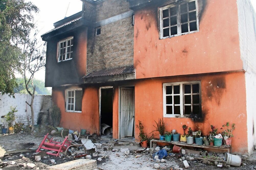 Habitantes de Tehuacán quemaron casas que son presuntamente de Los Acevedo , quienes intentaron defenderse con piedras y palos. (OMAR CONTRERAS. EL UNIVERSAL)