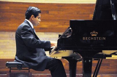 Pianista invidente se gradúa en la UNAM