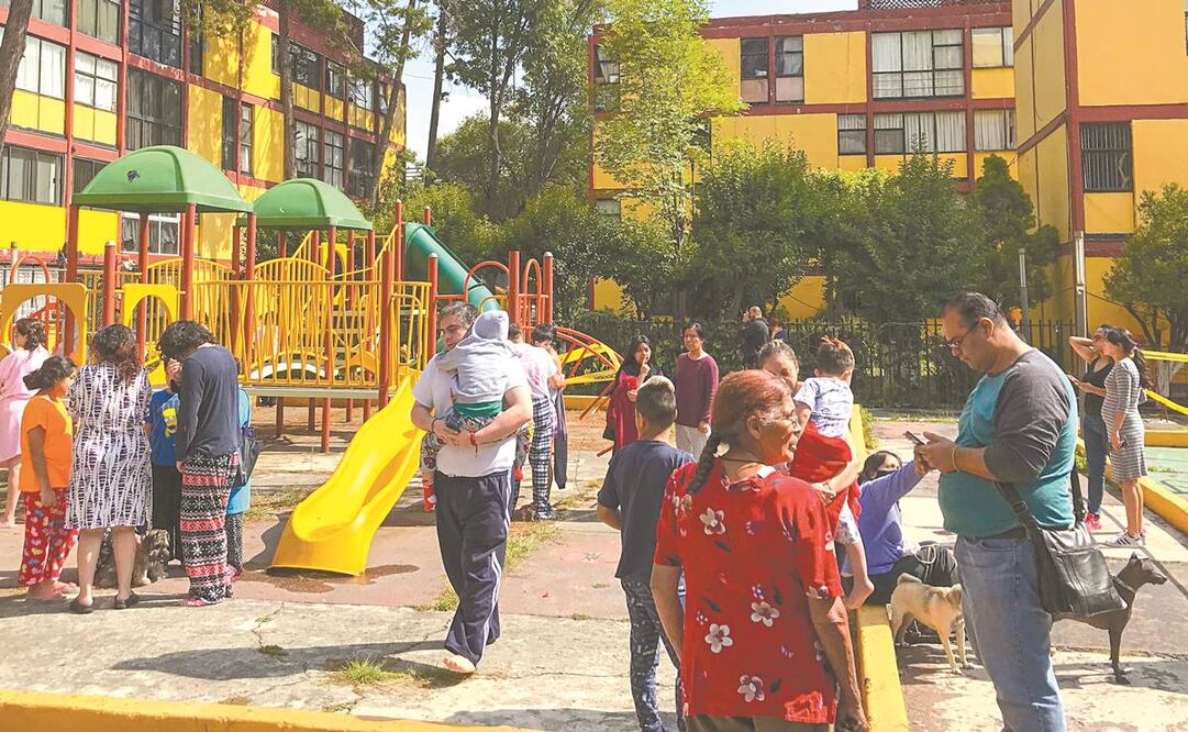 Algunos vecinos de la Unidad Kennedy, en la colonia Jardín Balbuena, se agruparon por familias, pero sin cubrebocas. Foto: DIEGO SIMÓN. E UNIVERSAL