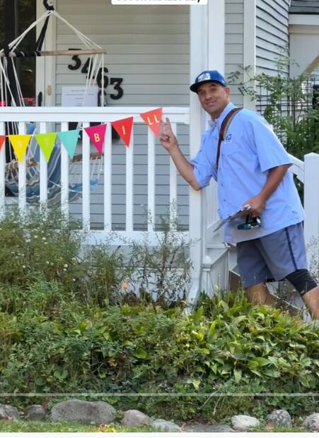 Los vecinos de Silver de Lake Village y Stow, Ohio, se encargaron de hacer muy especial el último día de trabajo de este cartero. Foto: blissfulbuda_