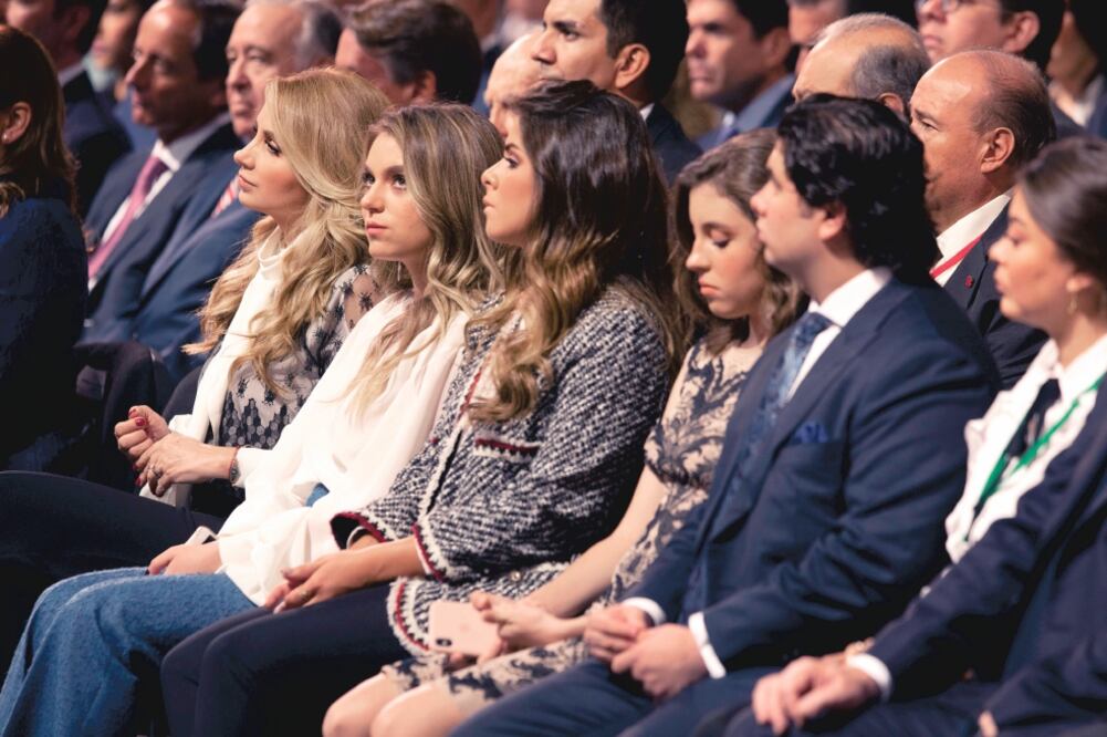 Acciones de gratitud. Las hijas del Presidente, Sofía y Paulina, lloraron cuando Peña Nieto les reconoció el apoyo durante la gestión de su administración. (LUCÍA GODÍNEZ. EL UNIVERSAL)