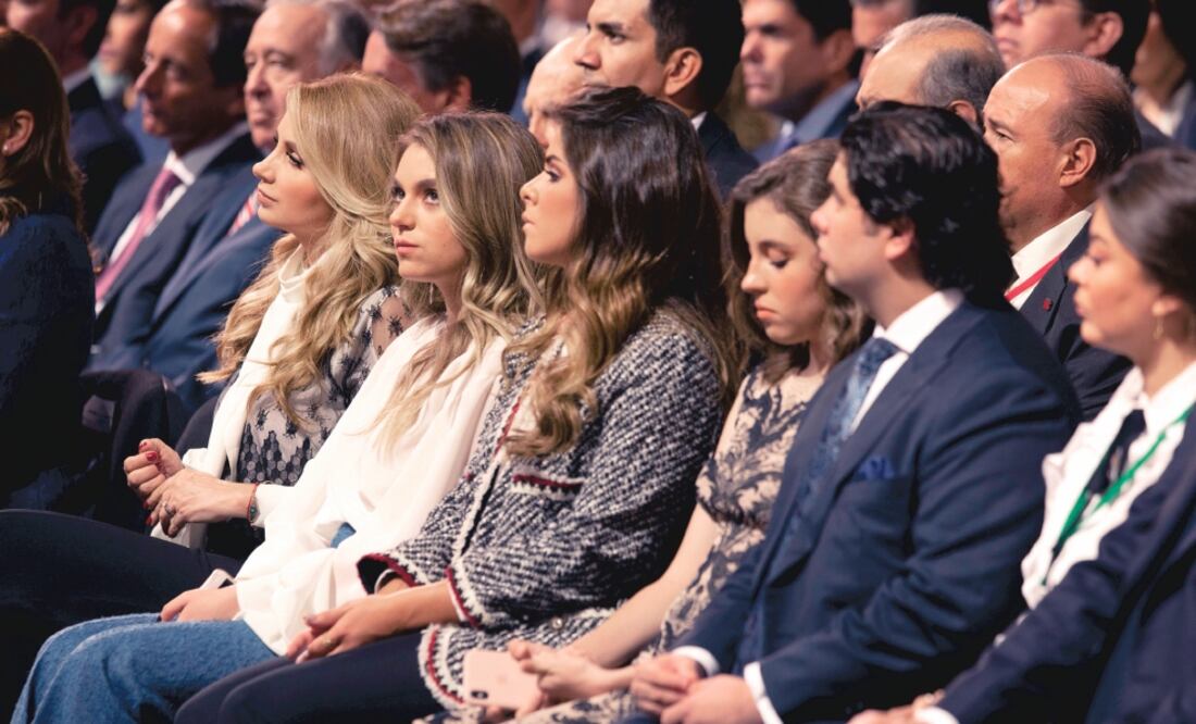 Acciones de gratitud. Las hijas del Presidente, Sofía y Paulina, lloraron cuando Peña Nieto les reconoció el apoyo durante la gestión de su administración. (LUCÍA GODÍNEZ. EL UNIVERSAL)