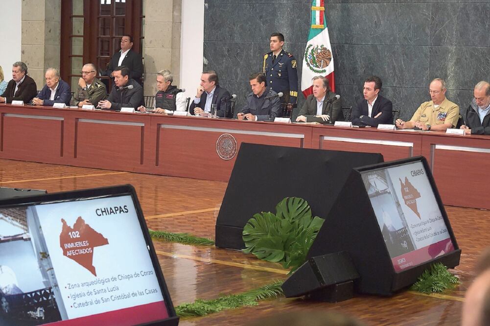 En Los Pinos, el presidente Enrique Peña Nieto encabezó una reunión en la que se dieron a conocer los avances de las distintas acciones que se llevan a cabo para la reconstrucción y la atención a la población damnificada por los sismos (PRESIDENCIA)
