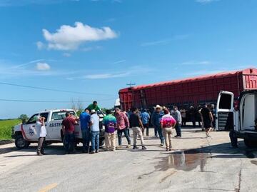 Bloqueo carretero en Tamaulipas lleva más de 30 horas; automovilistas tratan de pasar por brechas