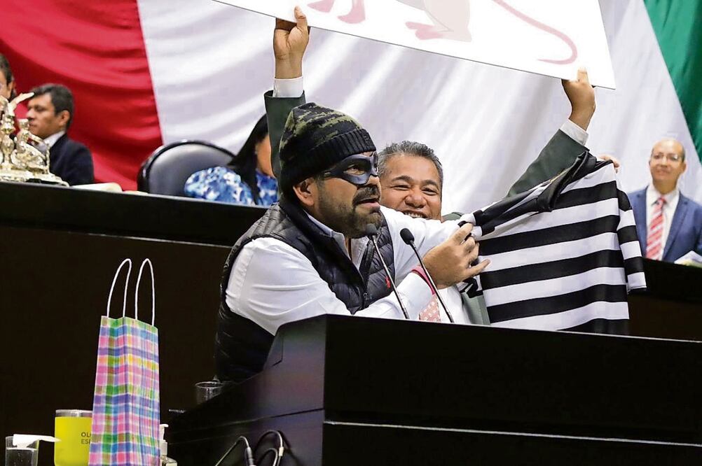 El diputado Francisco Javier Huacus (PRD) les “regaló” un disfraz de ladrón a los legisladores de Morena para que se registren como candidatos en 2024. Foto: Especial