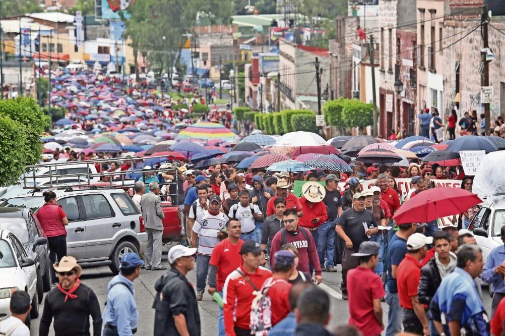 Profesores michoacanos marcharon ayer al Centro Histórico de la capital del estado en apoyo a sus compañeros de Oaxaca (ARMANDO SOLÍS. EL UNIVERSAL)
