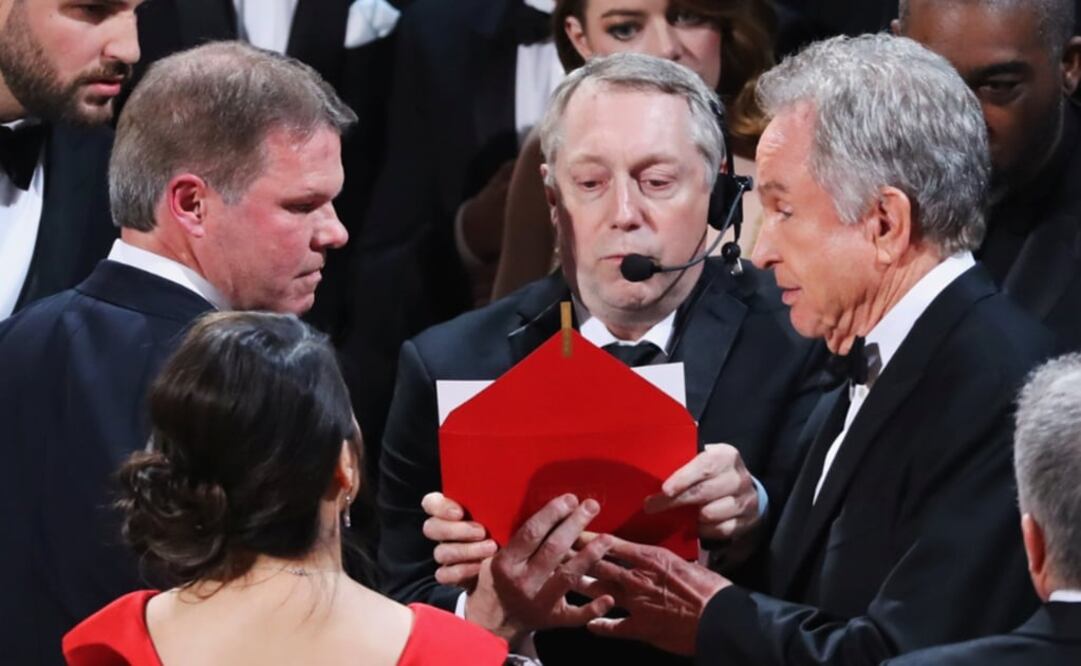 Cullinan (i) le entregó el sobre equivocado a Warren Beatty  (d) Foto: Reuters