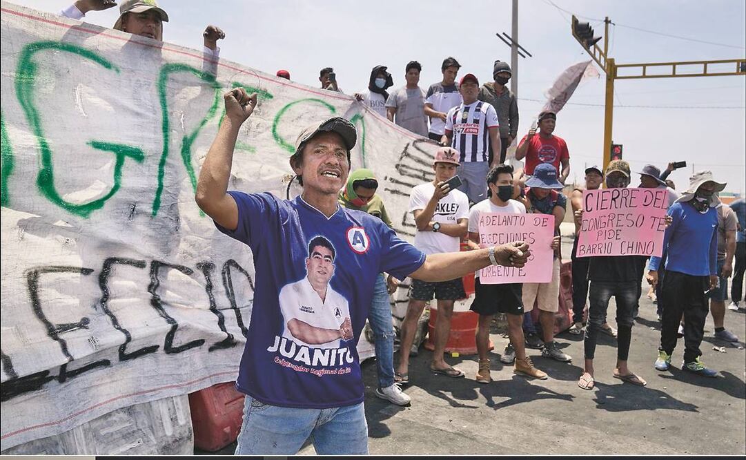 Partidarios del exmandatario peruano Pedro Castillo bloquean la Carretera Panamericana Sur, en Ica. Foto: Martín Mejía/AP
