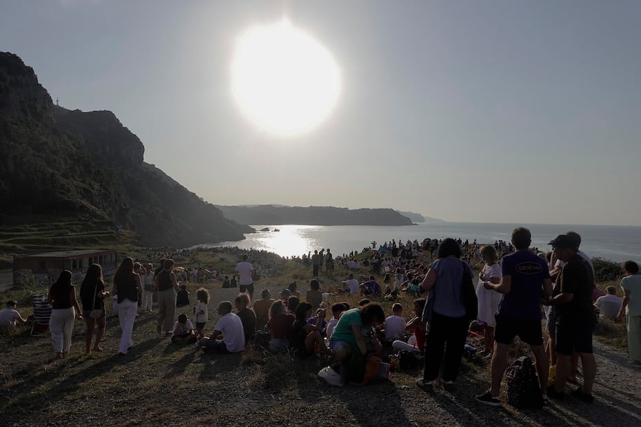 Cientos de personas se reunieron junto al Faro de Santa Catalina para contemplar el eclipse total de Sol, visible en toda Euskadi, en España. FOTO: MIGUEL TOÑA. EFE