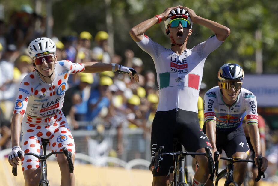 Isaac del Toro cruza la meta de la segunda etapa del Tour de Francia - Foto: EFE