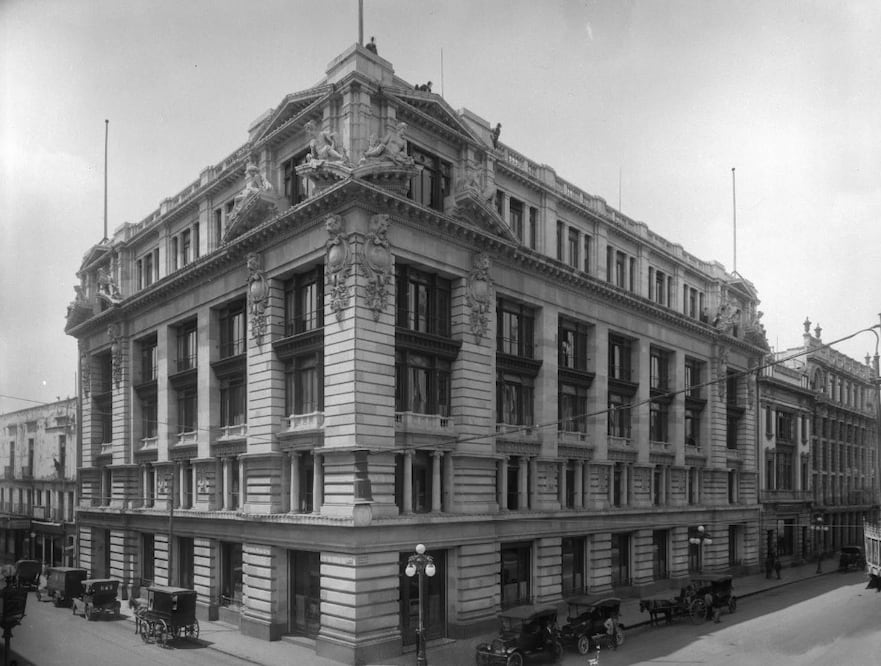 El edificio  que entre 1907 y 1997 albergó oficinas de Ferrocarriles Nacionales, en la esquina de Bolívar y 5 de Mayo.
Crédito: Guillermo Kahlo / Fototeca Nacional