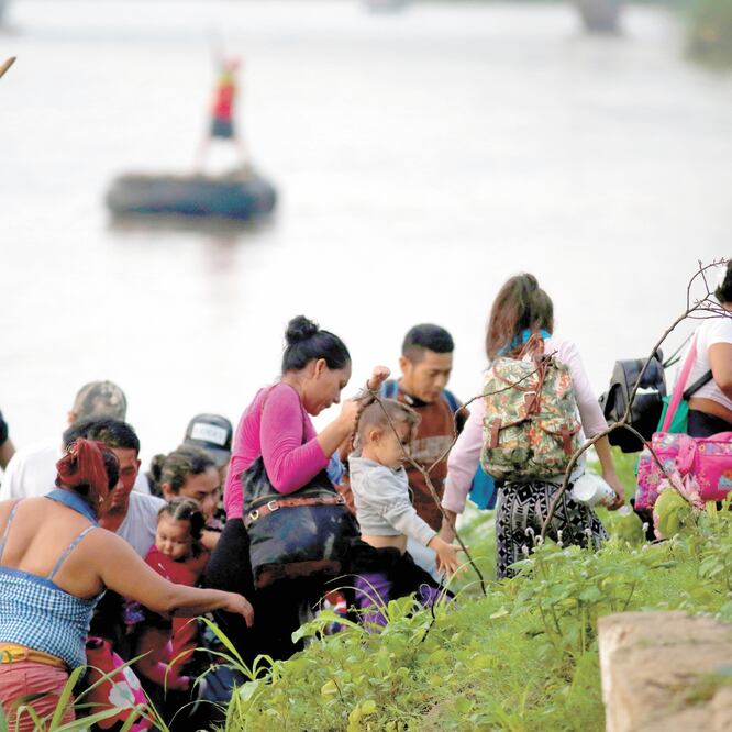 Migrantes, después de cruzar el río Suchiate, desde Tecún Umán, en Guatemala, hacia Ciudad Hidalgo, en Chiapas. JOSÉ CABEZAS. REUTERS