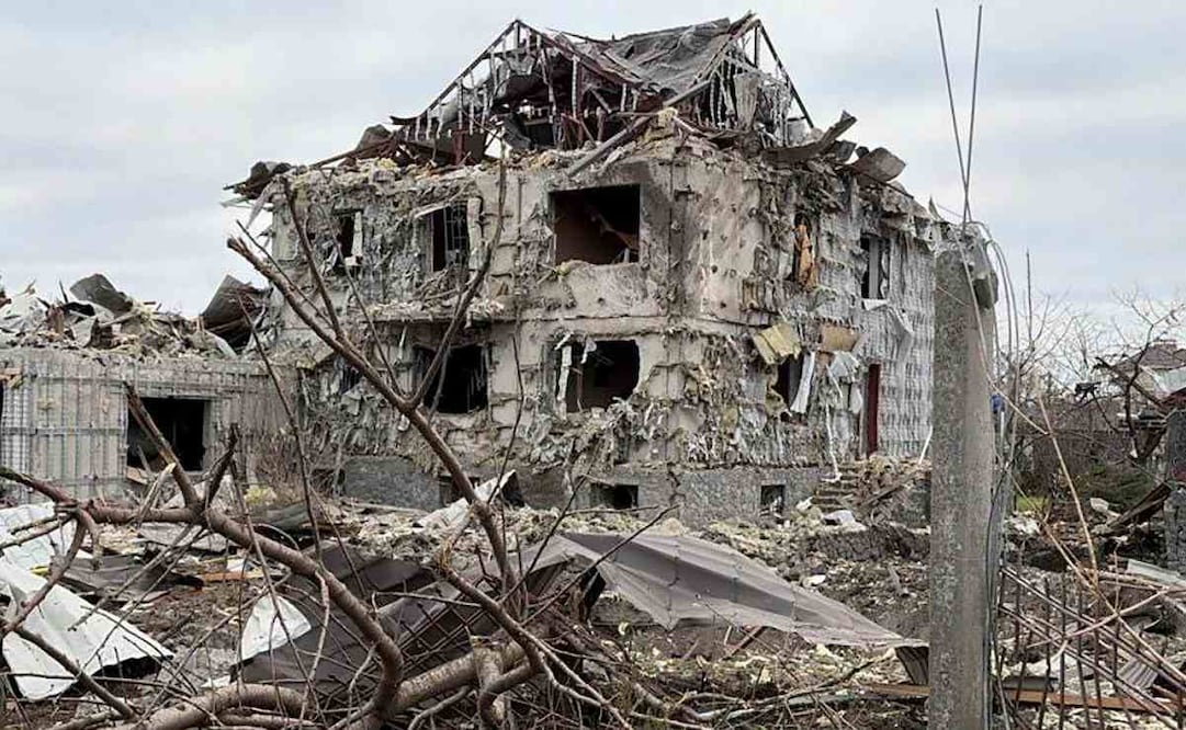 Al menos ocho personas resultaron heridas tras el bombardeo ruso nocturno en Ucrania, con 51 misiles de diferentes tipos y 653 drones de choque, según el informe del Servicio Estatal de Emergencias. Foto: EFE