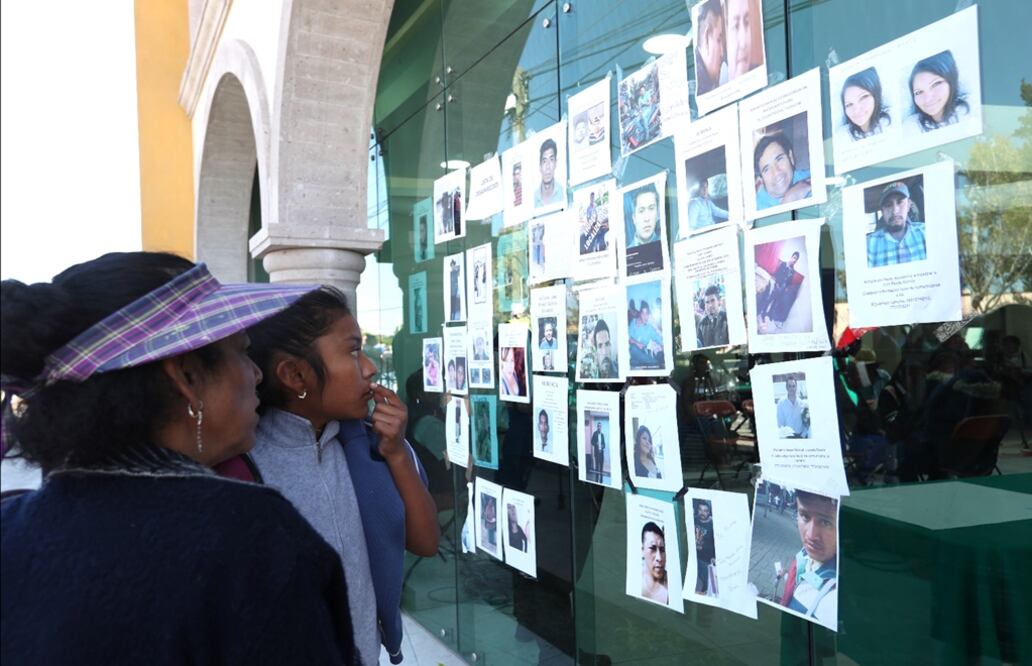 Fotografías de personas desparecidas tras la explosión en un ducto de Pemex se encuentran afuera del Centro Cultural Regional de Tlahuelilpan. Foto: Valente Rosas/EL UNIVERSAL