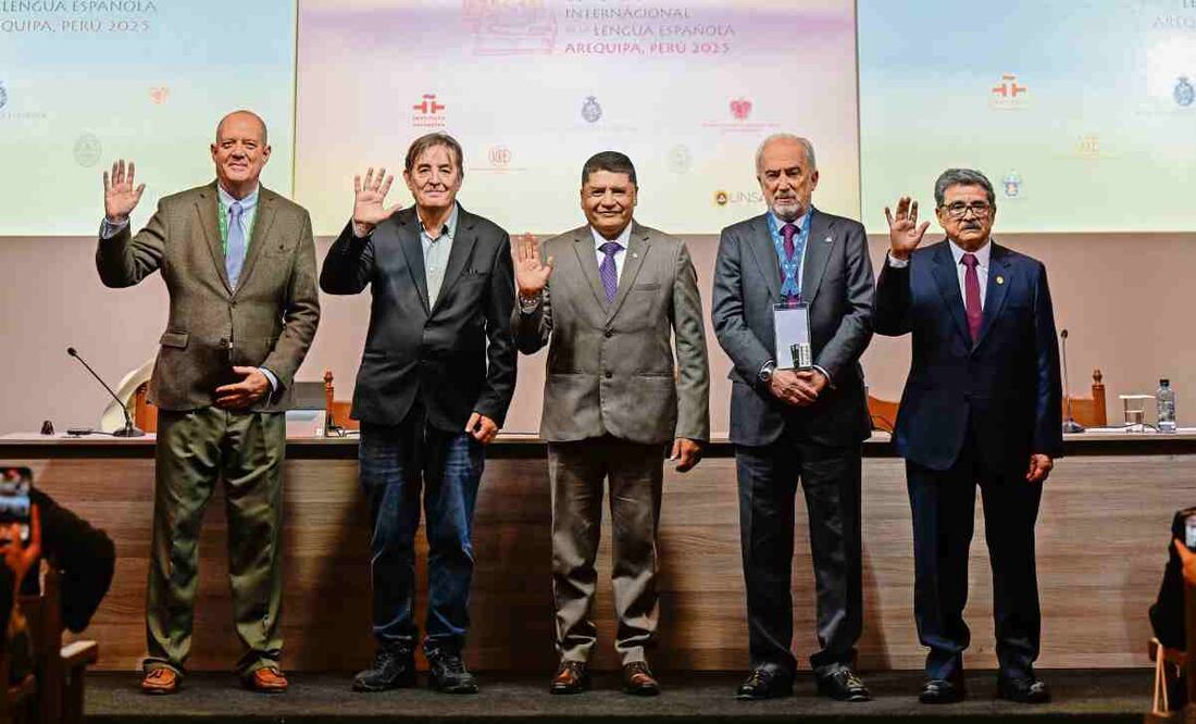 En rueda de prensa (de izquierda a derecha): Luis García Montero, director del Instituto Cervantes; Victor Hugo Rivera, alcalde de Arequipa; y Santiago Muñoz Machado, director de la Real Academia Española. Foto: CILE Arequipa 2025