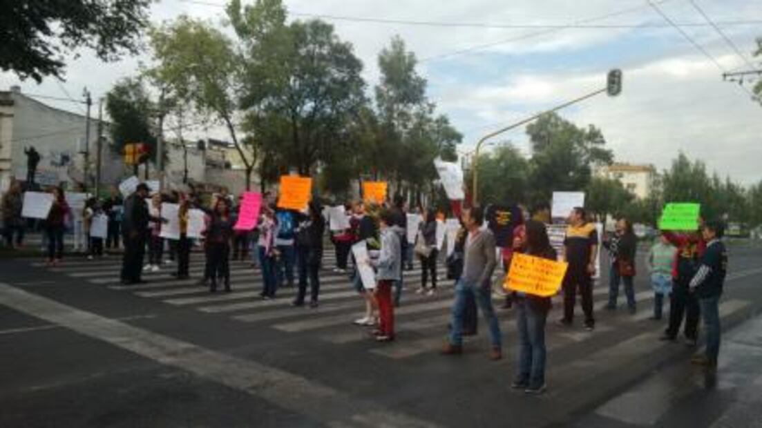 Padres de familia realizan bloqueos en apoyo a la CNTE