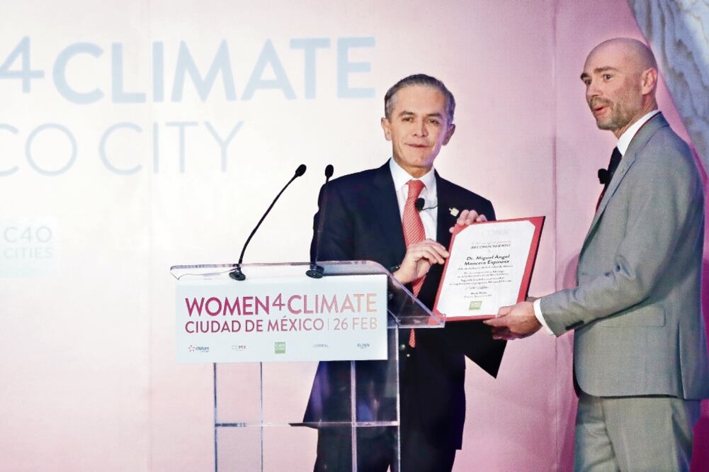 Premio. El C40 reconoció a Miguel Ángel Mancera por su liderazgo en la lucha contra el cambio climático y las políticas implementadas en la CDMX para hacerla más sustentable. (IVÁN STEPHENS. EL UNIVERSAL)