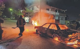 Continúan ataques a transporte en Guerrero; queman taxi