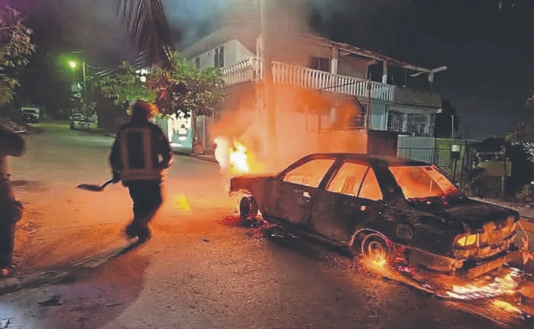 El taxi se quemó por completo y fueron los bomberos de Acapulco los que sofocaron el incendio. Foto: Especial