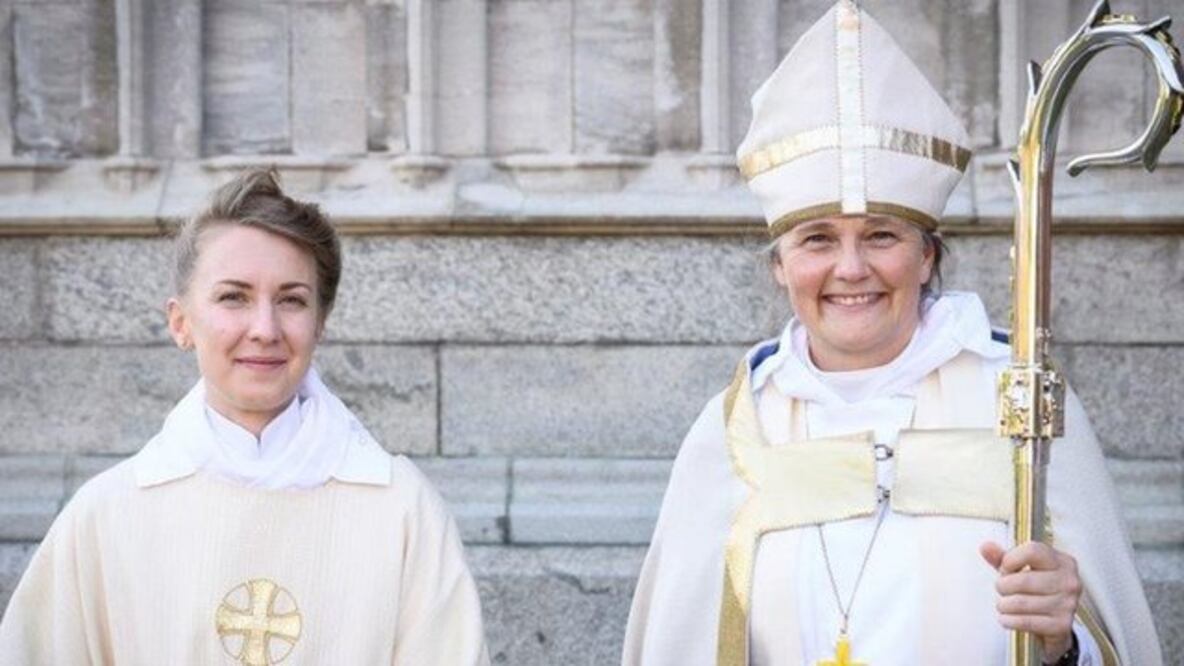 Cortesía: Magnus Aronson Hedvig Astrom junto a la obispa Karin Johannesson tras la ceremonia de ordenación celebrada en junio.