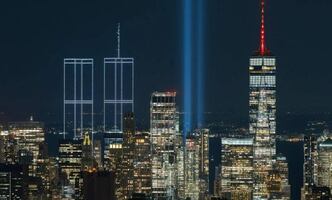 Homenajean en Nueva York a víctimas del 11-S con miles de drones; recrean las Torres Gemelas