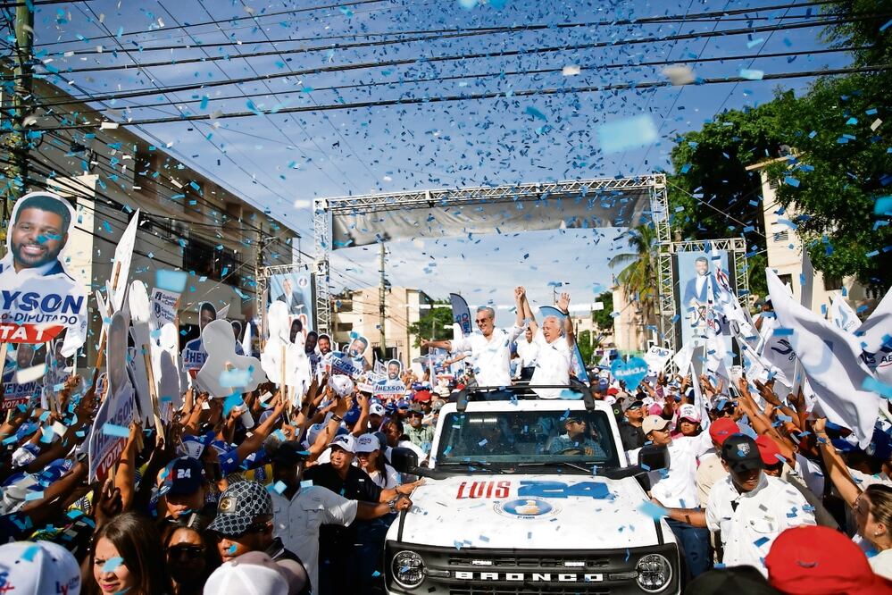 El presidente y candidato a la reelección, Luis Abinader, mientras participa en una caravana en Santo Domingo. Foto: EFE