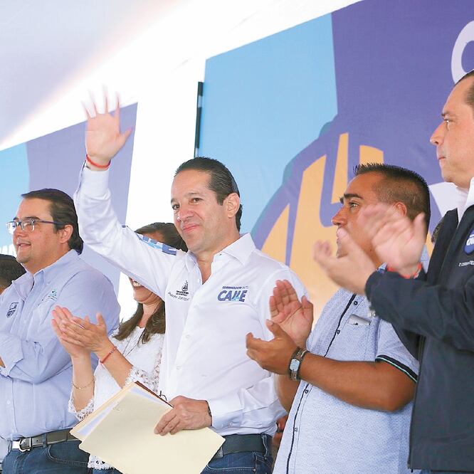 El mandatario estatal, Francisco Domínguez Servién (centro), dijo que la inversión se usará en favor de las familias y de mejorar su entorno.