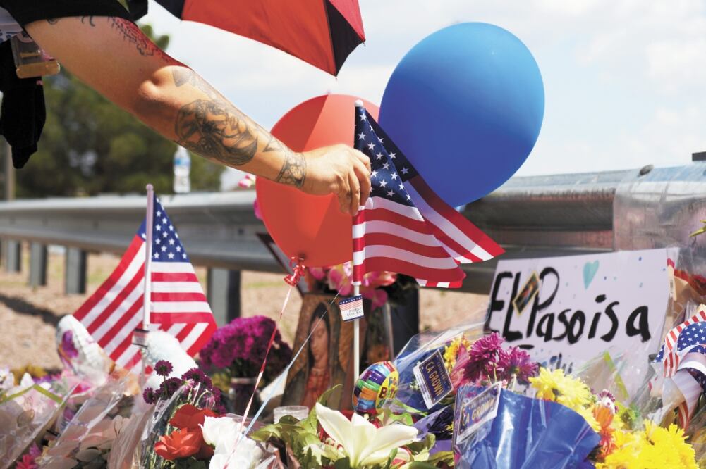 Memorial por las víctimas del tiroteo en El Paso, Texas. Foto/CALLAGHAN O'HARE. REUTERS