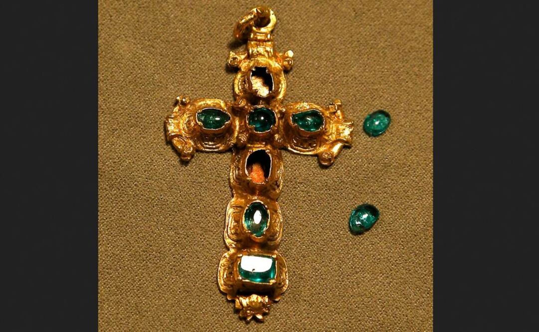 Un crucifijo de oro con esmeraldas colombianas incrustadas forma parte de la subasta Foto:AP