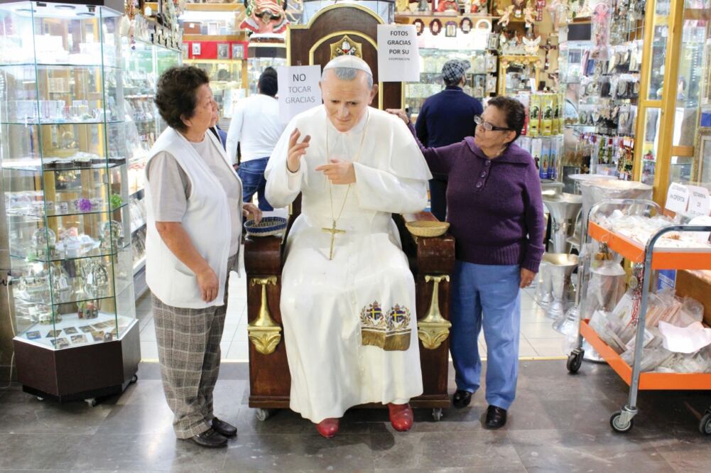 En la entrada de un local en el Pasaje Catedral, una estatua de 190 centímetros de alto que muestra al ex jefe máximo de la Iglesia católica con su tradicional ropaje es todo un éxito (CYNTHIA CARRILLO/ EL UNIVERSAL)