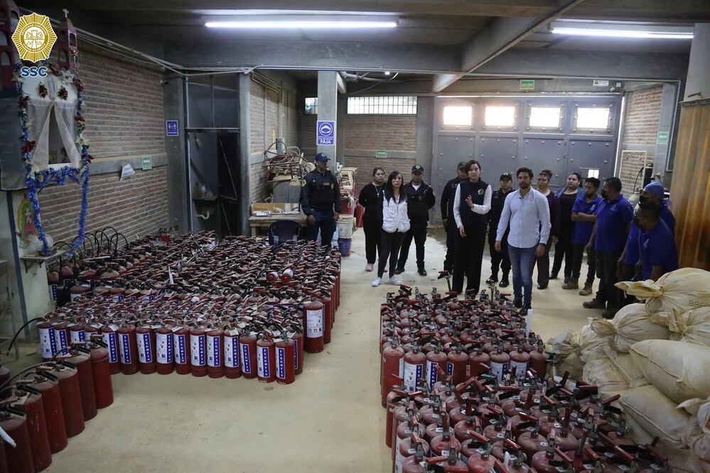 Recarga de extintores para marcha del 8M. Foto. Especial.