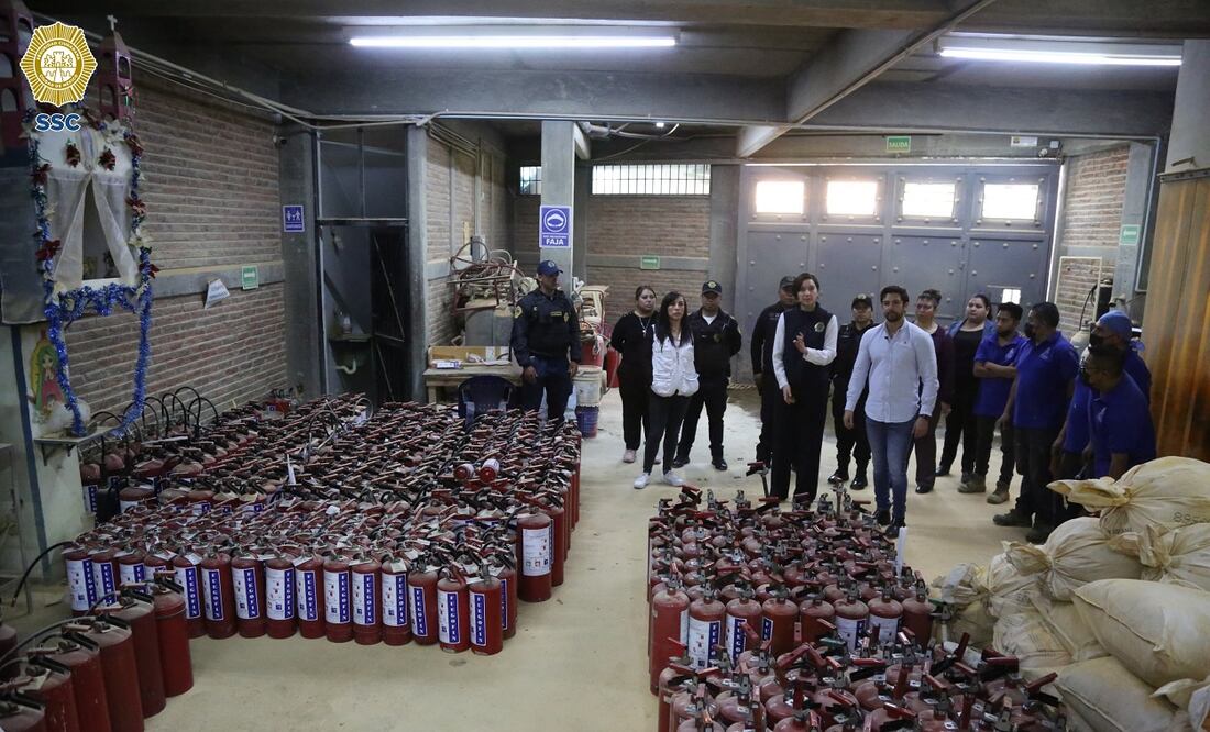 Recarga de extintores para marcha del 8M. Foto. Especial.