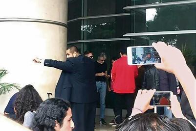 Waters firma autógrafos desde su llegada al país