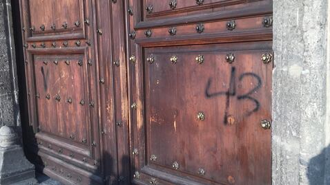 Realizan pintas en Palacio Nacional durante marcha por los 43 normalistas