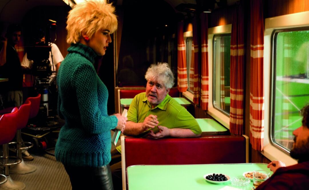 Imagen: Cortesía Universal Pictures | El director español y la actriz Adriana Ugarte en la grabación de Julieta (2016).