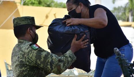 Guardia Nacional distribuye apoyos para damnificados por tormenta “Nora” en Sinaloa 