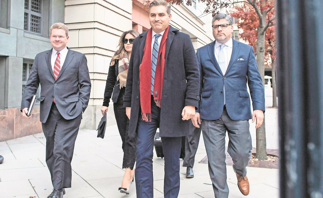 El reportero de CNN en la Casa Blanca, Jim Acosta, ayer a su llegada a la corte de Washington para una audiencia (ANDREW CABALLERO-REYNOLDS. AFP)