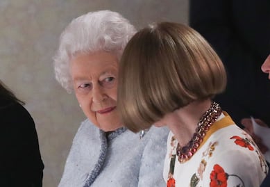 Esta es la regla que Anna Wintour rompió al estar con la Reina Isabel II