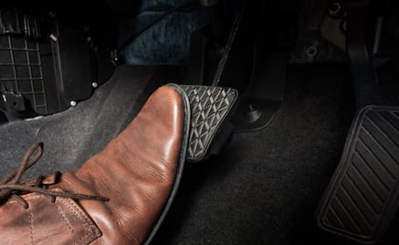 Olvídate del pedal de freno: mejor frena con un gesto de ceja