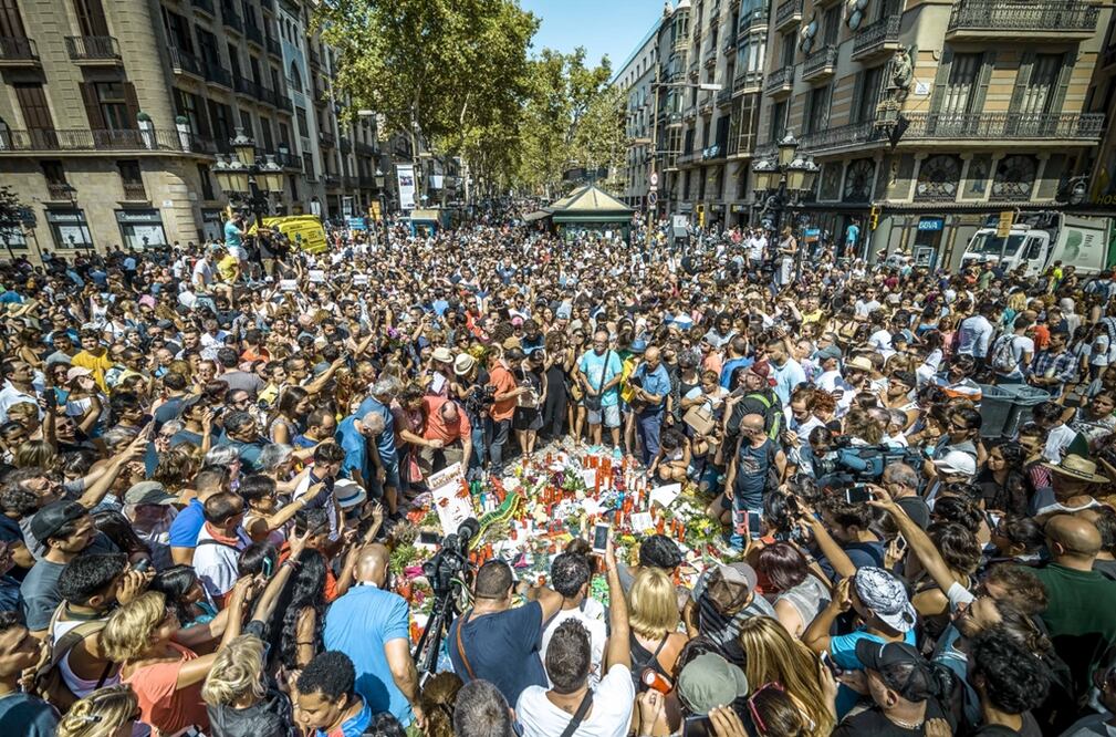 Miles de personas se reúnen en torno a un memorial improvisado en Las Ramblas luego del atentado terrorista ocurrido la víspera, en Barcelona, España. Foto: Xinhua