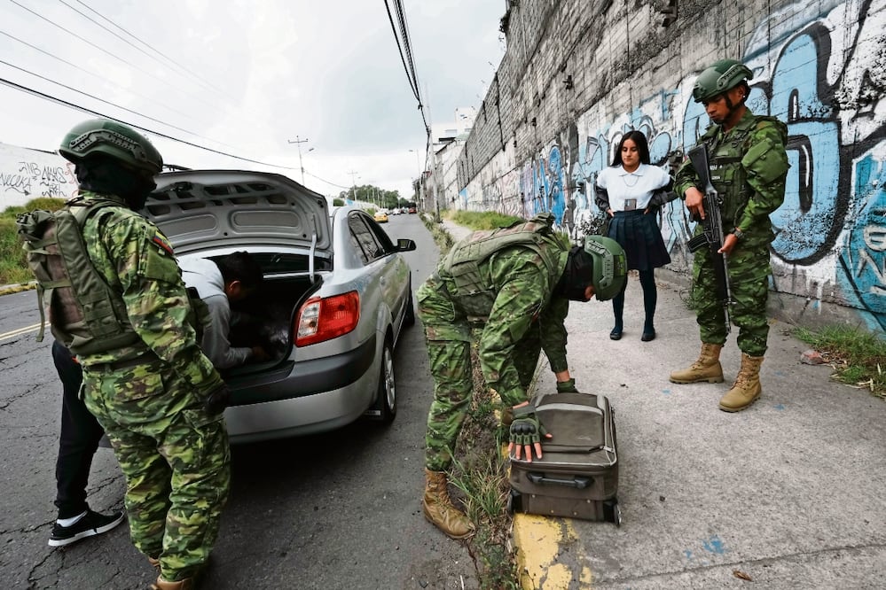 Soldados inspeccionan un automóvil en un puesto de control de seguridad ubicado en Quito, Ecuador. Foto: Dolores Ochoca / AP