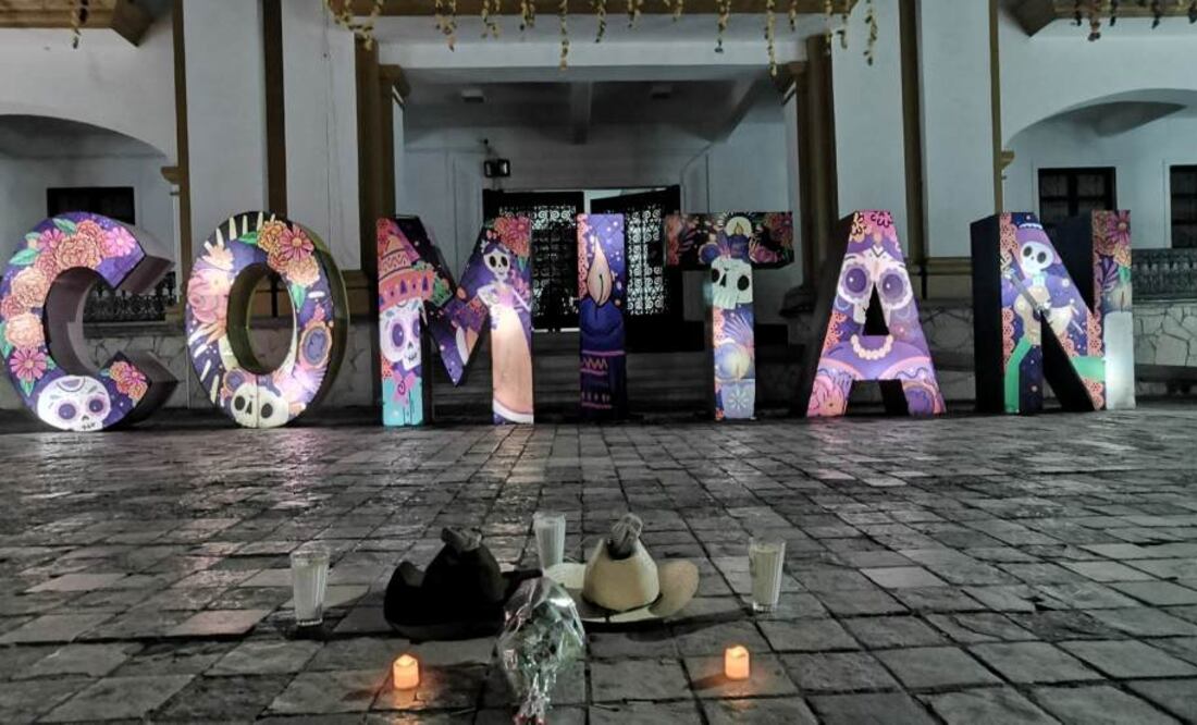 En el parque central de Comitán fueron colocados dos sombreros rodeados de veladoras con el fin de recordar a Manzo. Foto: Fredy Martín Pérez / EL UNIVERSAL